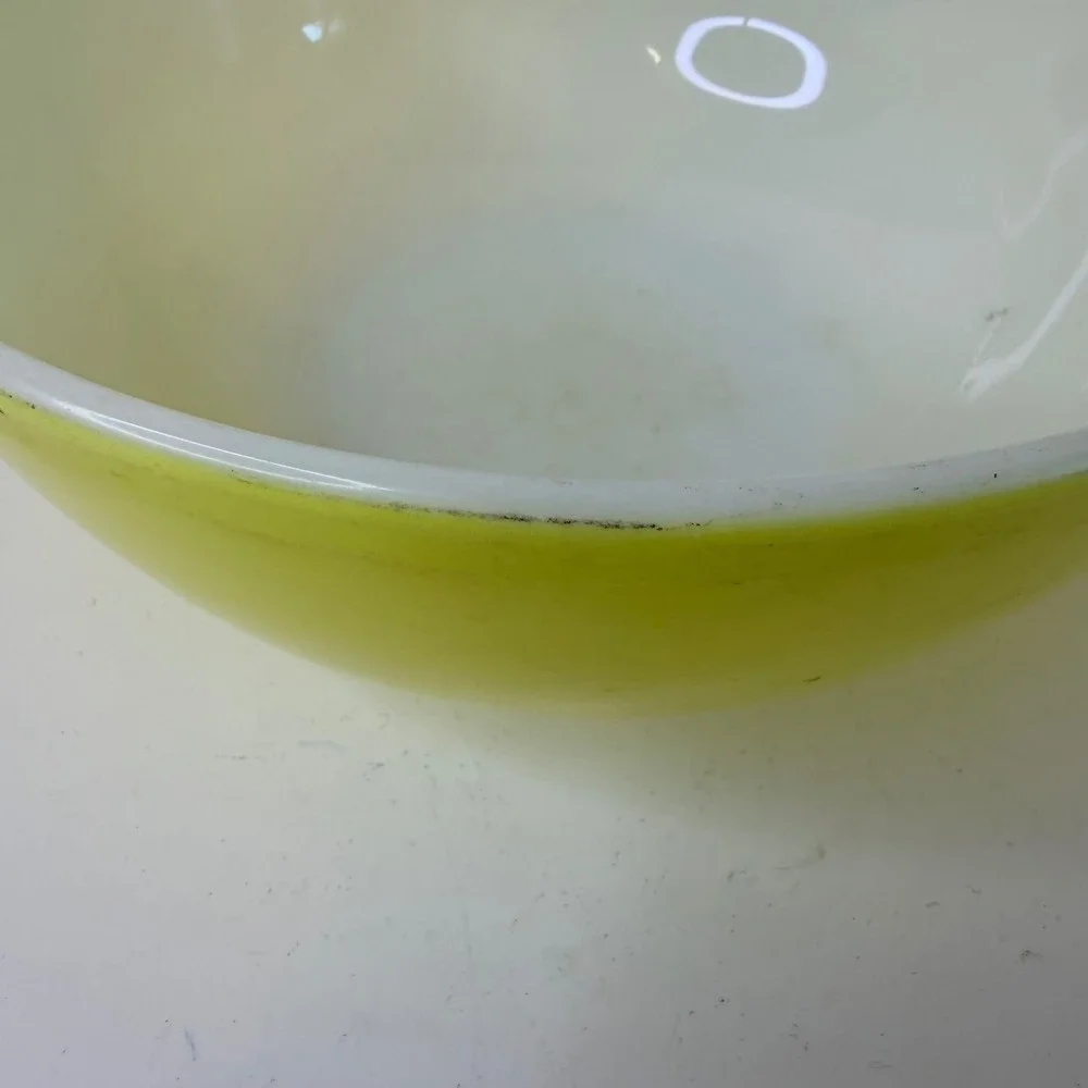 Vintage Pyrex 404 Yellow Mixing Bowl 4 Quart Opal Glass MCM Ovenware 10.5 Inch